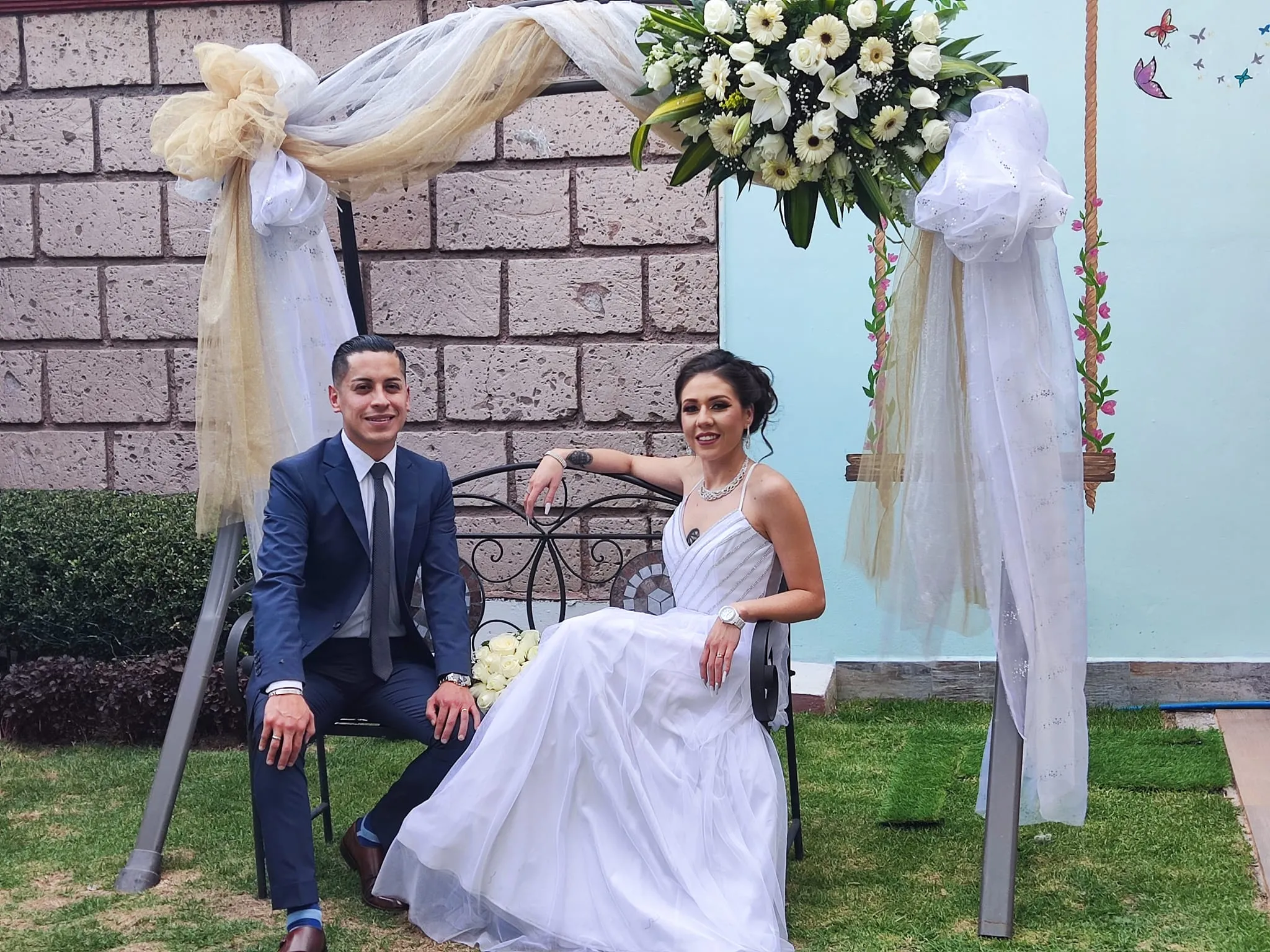 Novios en el columpio del jardín de Salón Colibrí