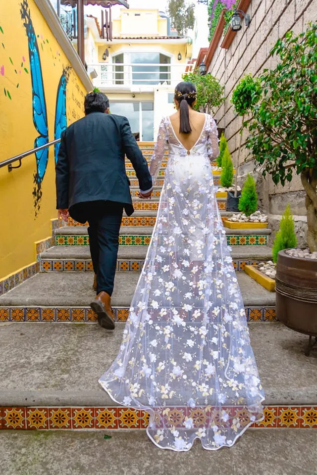 Pareja caminando por el jardín de Salón Colibrí
