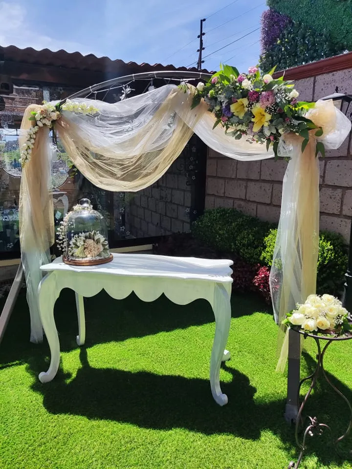 Arco floral de ceremonia en Salón Colibrí