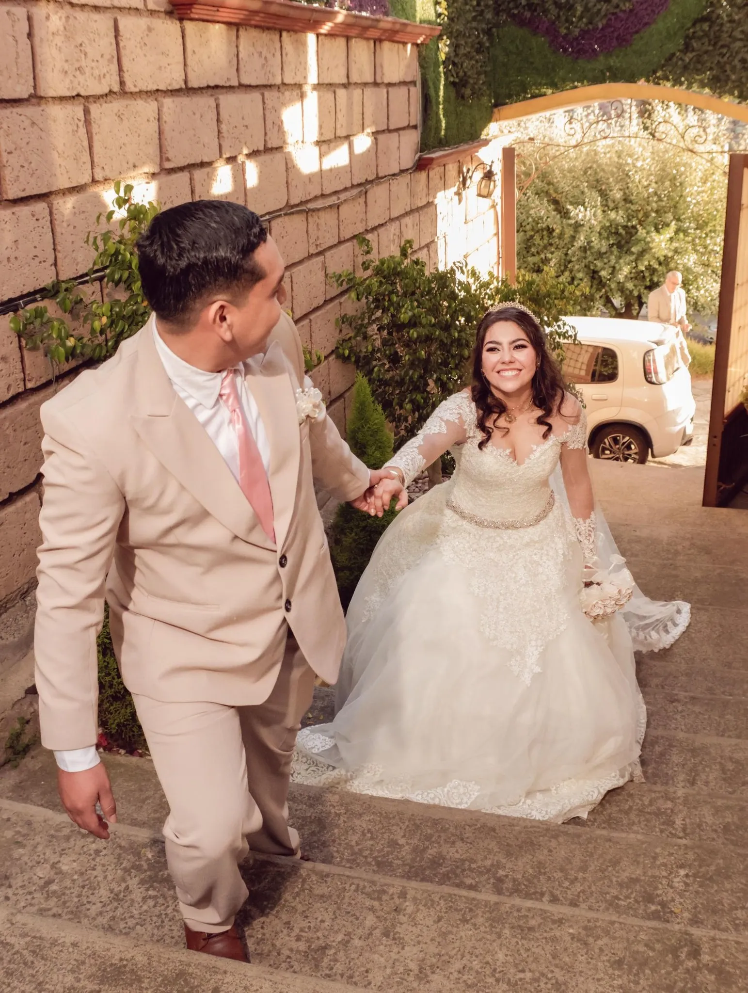 Novios en las escalinatas de Salón Colibrí