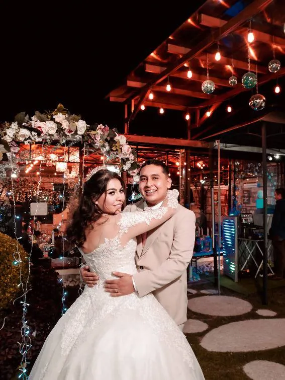 Pareja de recién casados en Salón Colibrí