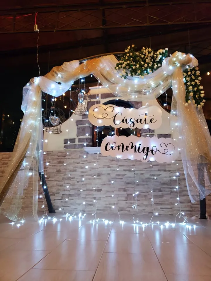 Terraza de Salón Colibrí con luces cálidas y decoración floral