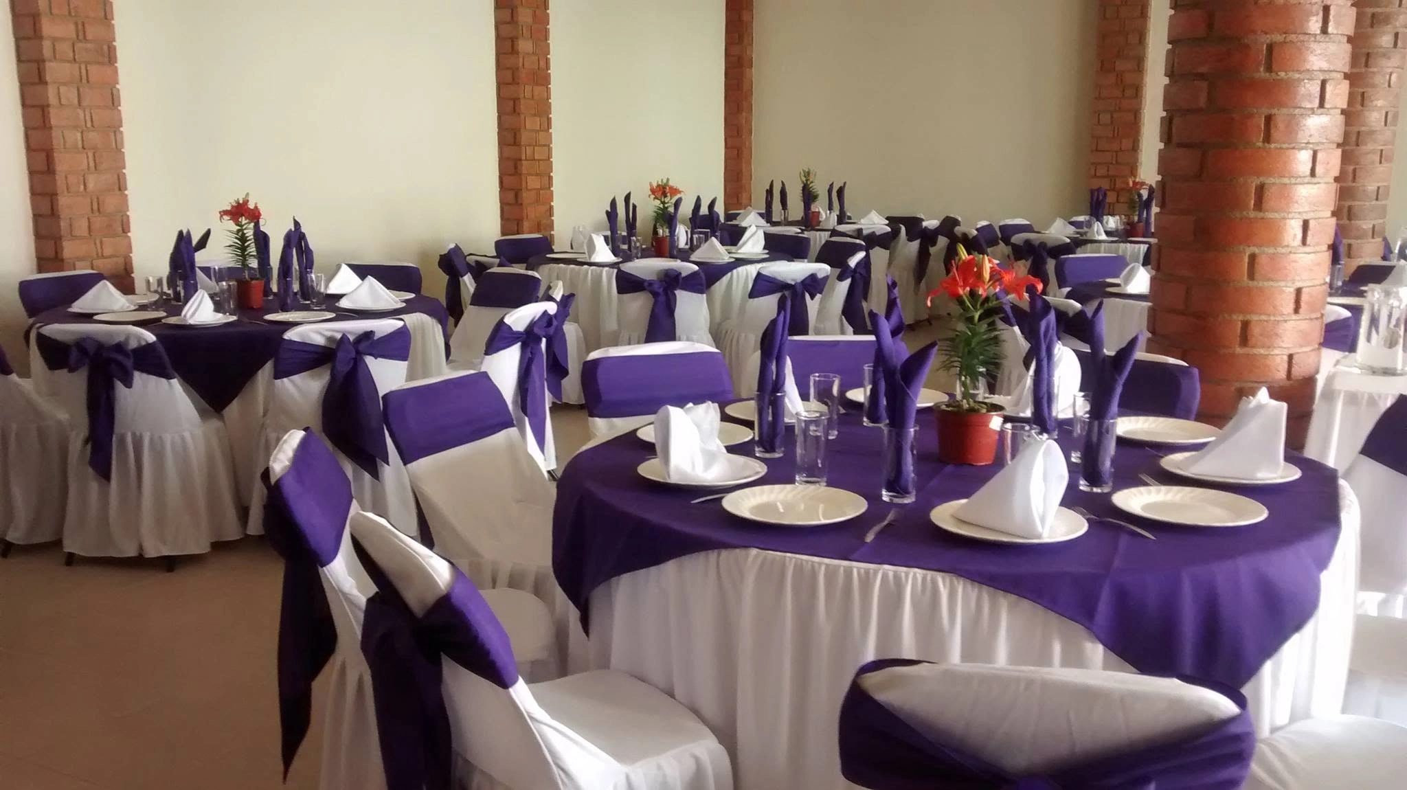Salón de eventos con montaje elegante en tonos morados